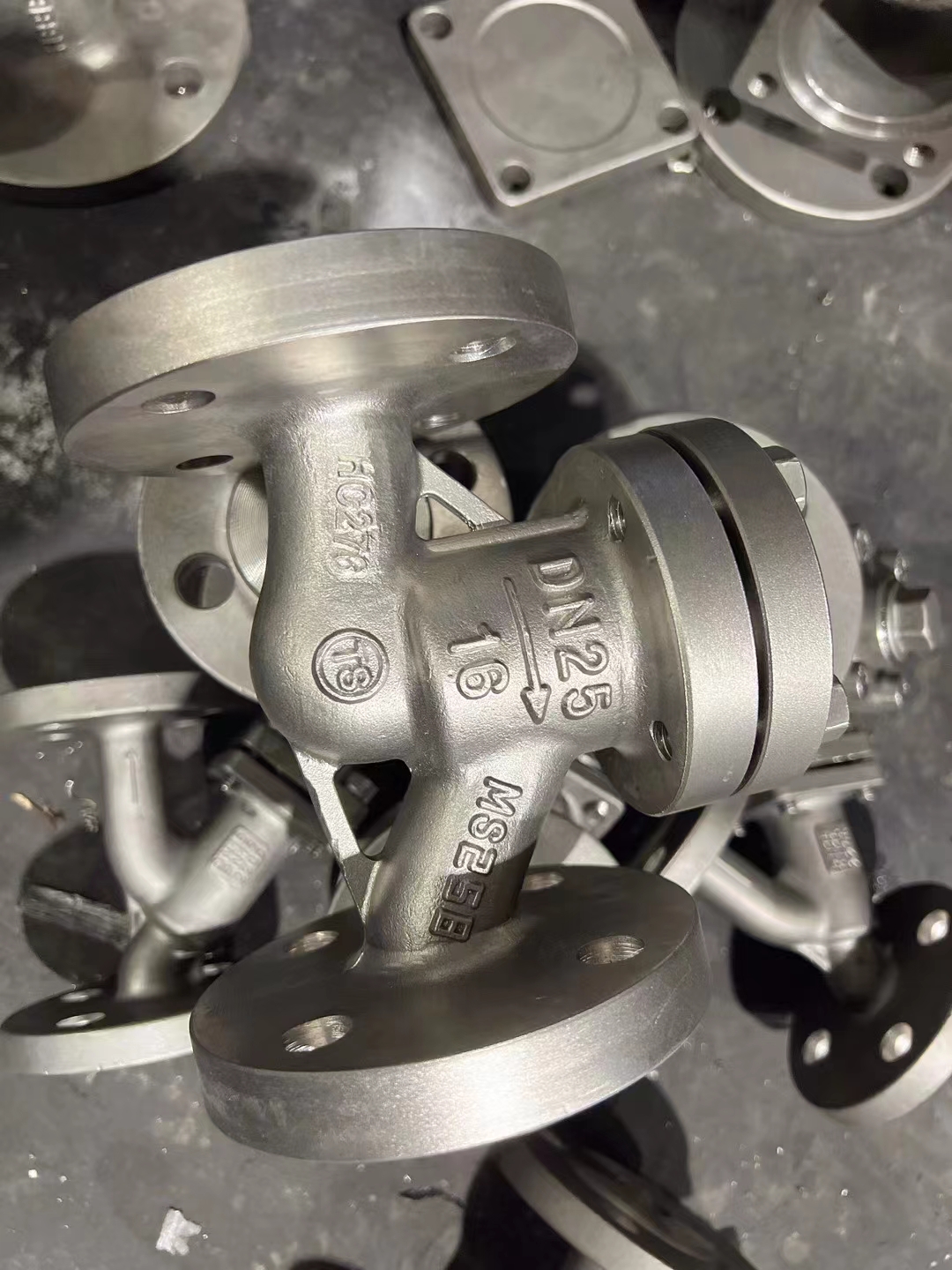 升降式止回閥實(shí)物圖片.jpg 升降式止回閥實(shí)物圖片.jpg