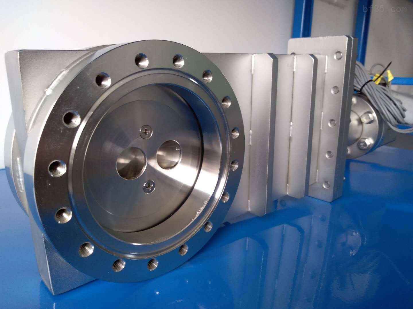 氣動(dòng)超高真空插板閥實(shí)物圖片.jpg 氣動(dòng)超高真空插板閥實(shí)物圖片.jpg